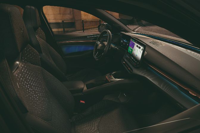 Cockpit%20des%20neuen%20CUPRA%20Raval%20mit%20digitalem%20Display%20und%20Ambientebeleuchtung