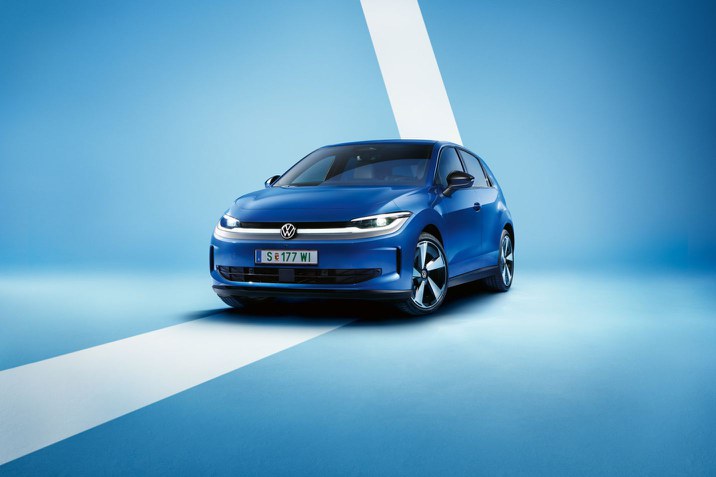 Ein blauer VW ID. Polo Style von schräg vorne vor einem hellblauen Hintergrund.