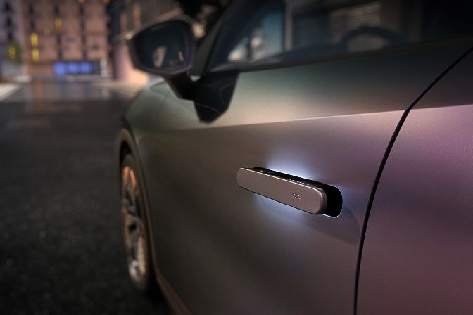 Beleuchteter%20T%FCrgriff%20des%20neuen%20CUPRA%20Raval