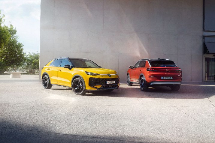 Zwei neue VW T-Roc Modelle in Gelb und Rot vor moderner Architektur, sportliches SUV Design in urbaner Umgebung