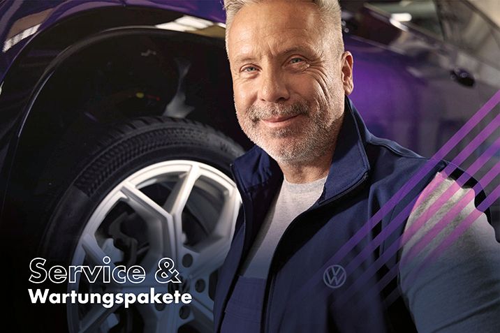 Das Bild zeigt einen Mann in Arbeitskleidung, der als Kfz-Mechaniker vor einem Auto steht – ein Sinnbild für professionelle Fahrzeugwartung und zuverlässigen Autoservice. Im Bild ist der Text „Service & Wartungspakete“ zu sehen. Die Darstellung unterstreicht das Angebot umfassender Wartungslösungen für Fahrzeuge – ideal für Unternehmen und Privatkunden, die auf planbare und transparente Kfz-Services setzen.