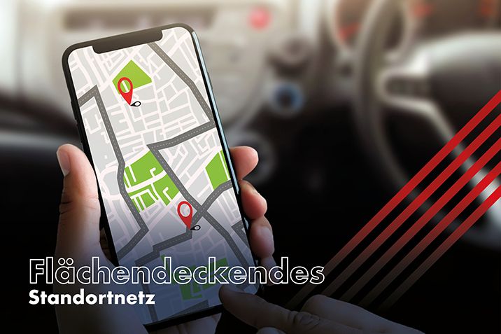 Auf dem Bild ist ein Smartphone mit geöffneter Stadtkarte zu sehen – gehalten von einer Person, die im Auto sitzt. Der Bildschirm zeigt Navigationsdaten oder Standorte an. Der eingeblendete Text „Flächendeckendes Standortnetz“ verweist auf ein weitreichendes und zuverlässiges Netzwerk für Mobilität und Standorterkennung – ideal für moderne Fuhrparklösungen, E-Mobilität oder vernetzte Services im urbanen Raum.